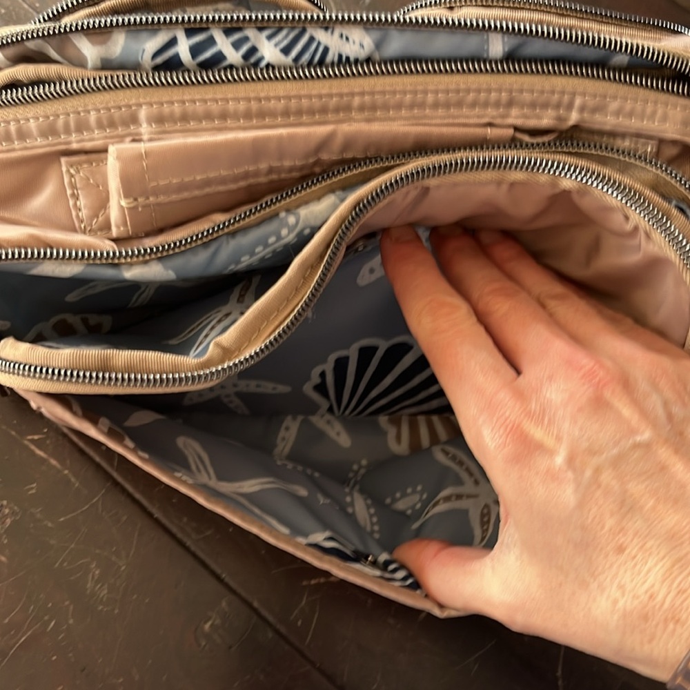 EUC Lug Crossbody Bag in Beige/tan w/blue/navy and white seashell interior patt. - Picture 7 of 8